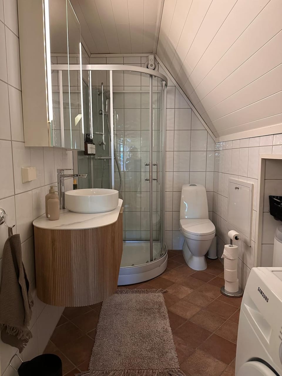 Shower, Toilet, Bathroom, towels