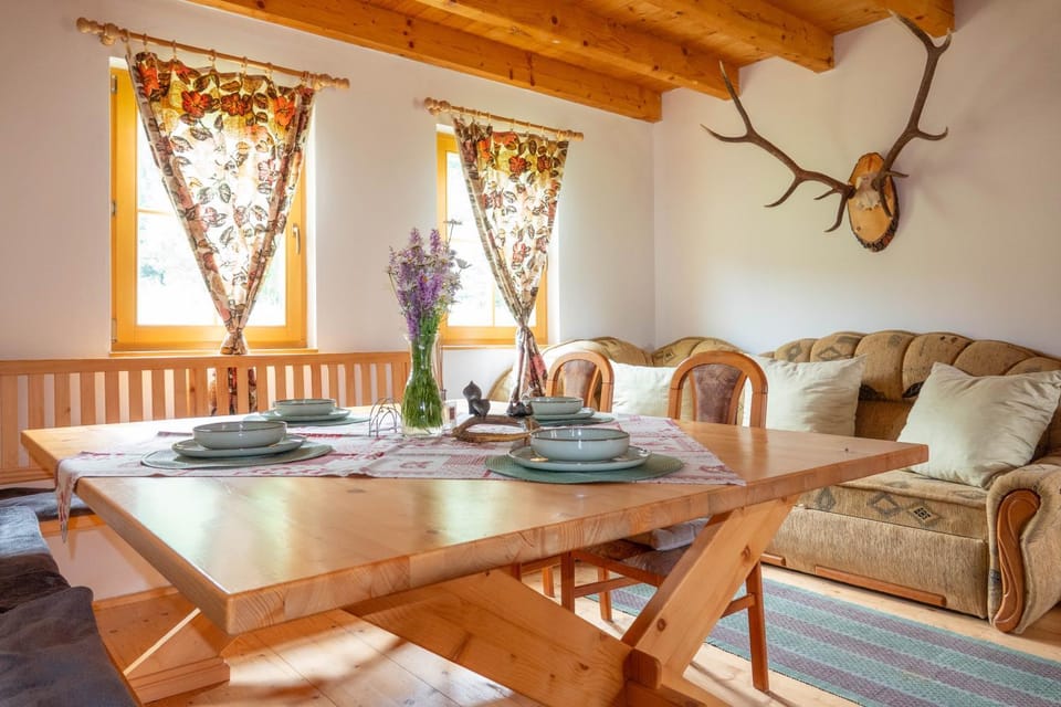 Seating area, Dining area