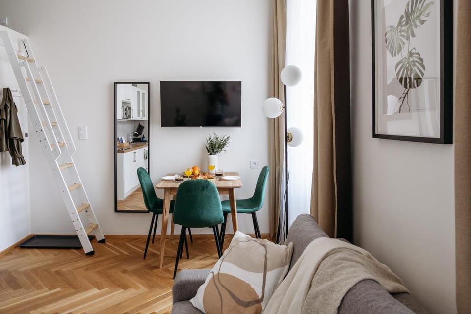 TV and multimedia, Living room, Photo of the whole room, Seating area, Dining area