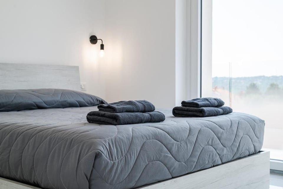 Bed, Bedroom, towels