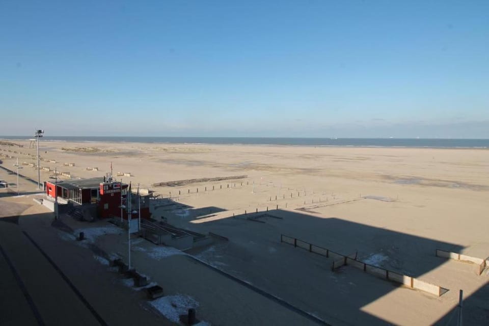Casiola - Beach Studio with Balcony & Sea View Apartment in Bruges