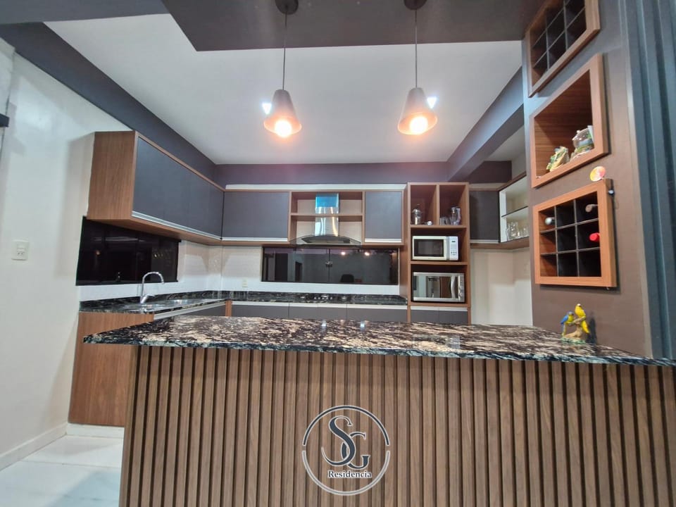 Kitchen or kitchenette, minibar