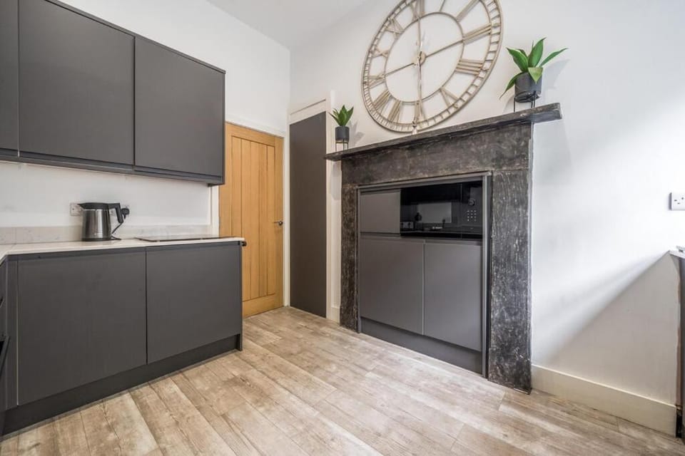 Kitchen or kitchenette, oven, pet friendly, stove