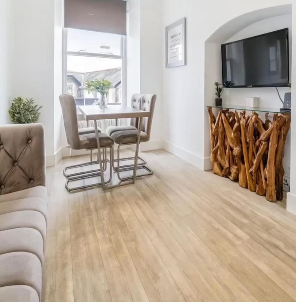 TV and multimedia, Seating area, Dining area