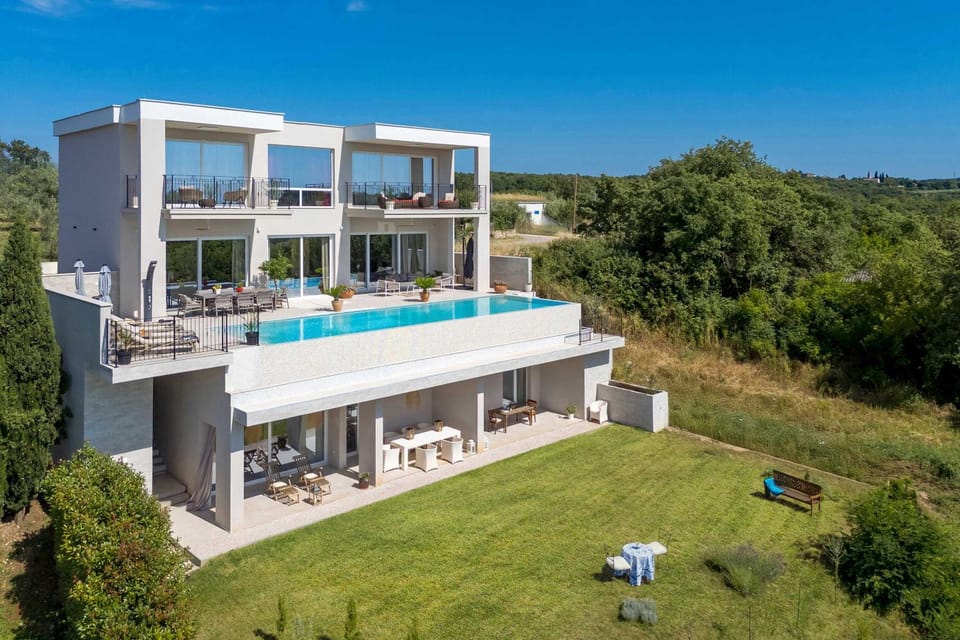 Property building, Patio, Day, Natural landscape, Garden, Garden view, Swimming pool, sunbed
