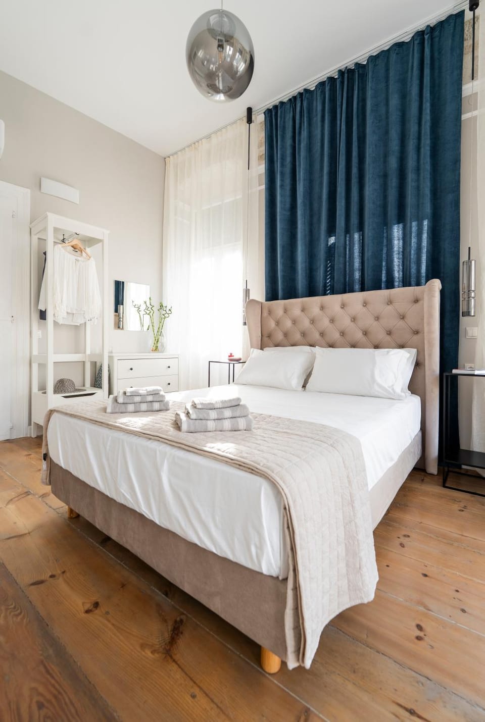 Bed, Bedroom, towels