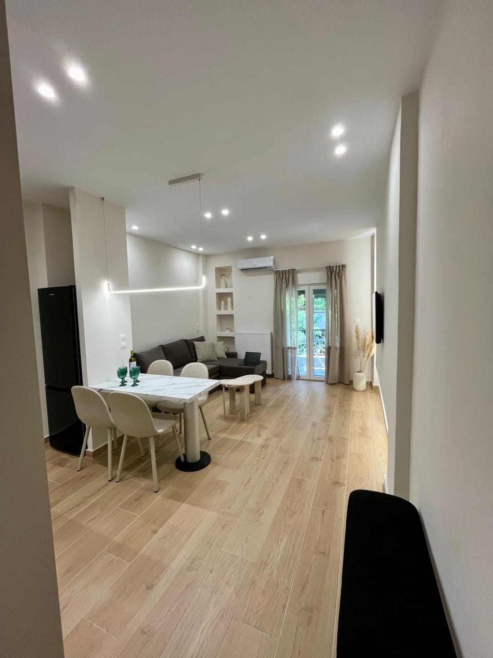 TV and multimedia, Kitchen or kitchenette, Living room, Seating area, Dining area