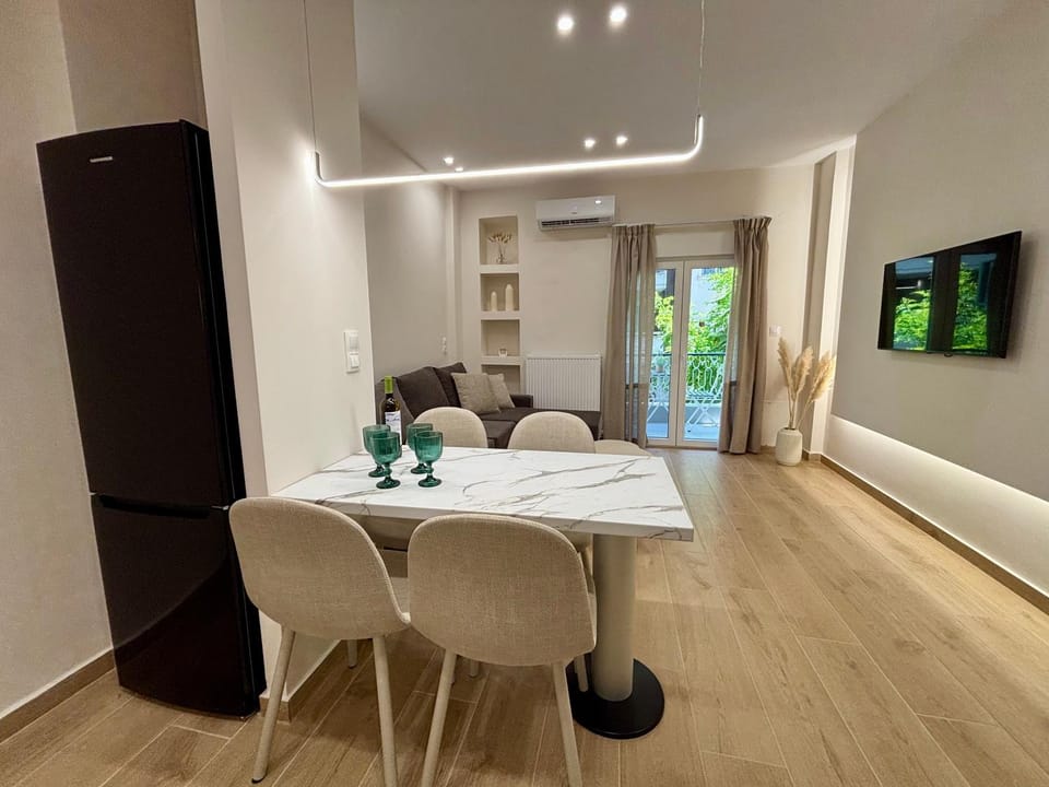 TV and multimedia, Kitchen or kitchenette, Living room, Seating area, Dining area