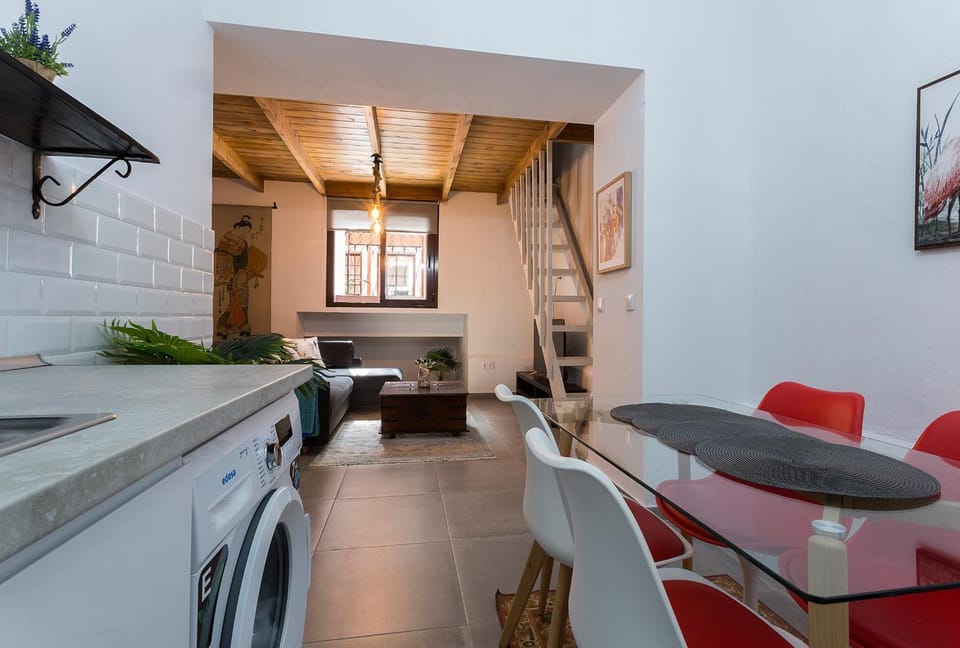 Kitchen or kitchenette, Seating area, washing machine