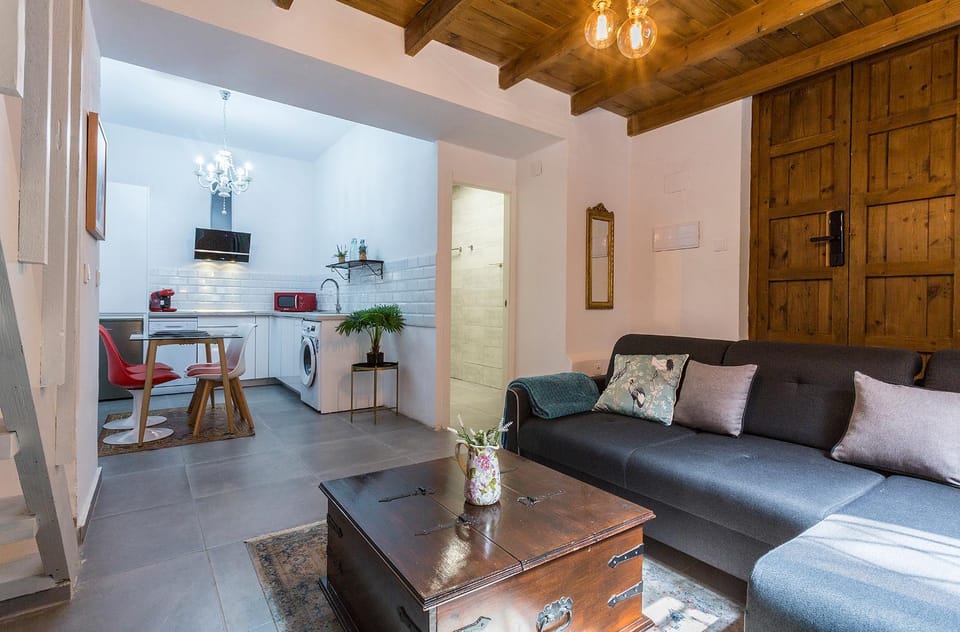 Kitchen or kitchenette, Living room, Seating area, Dining area