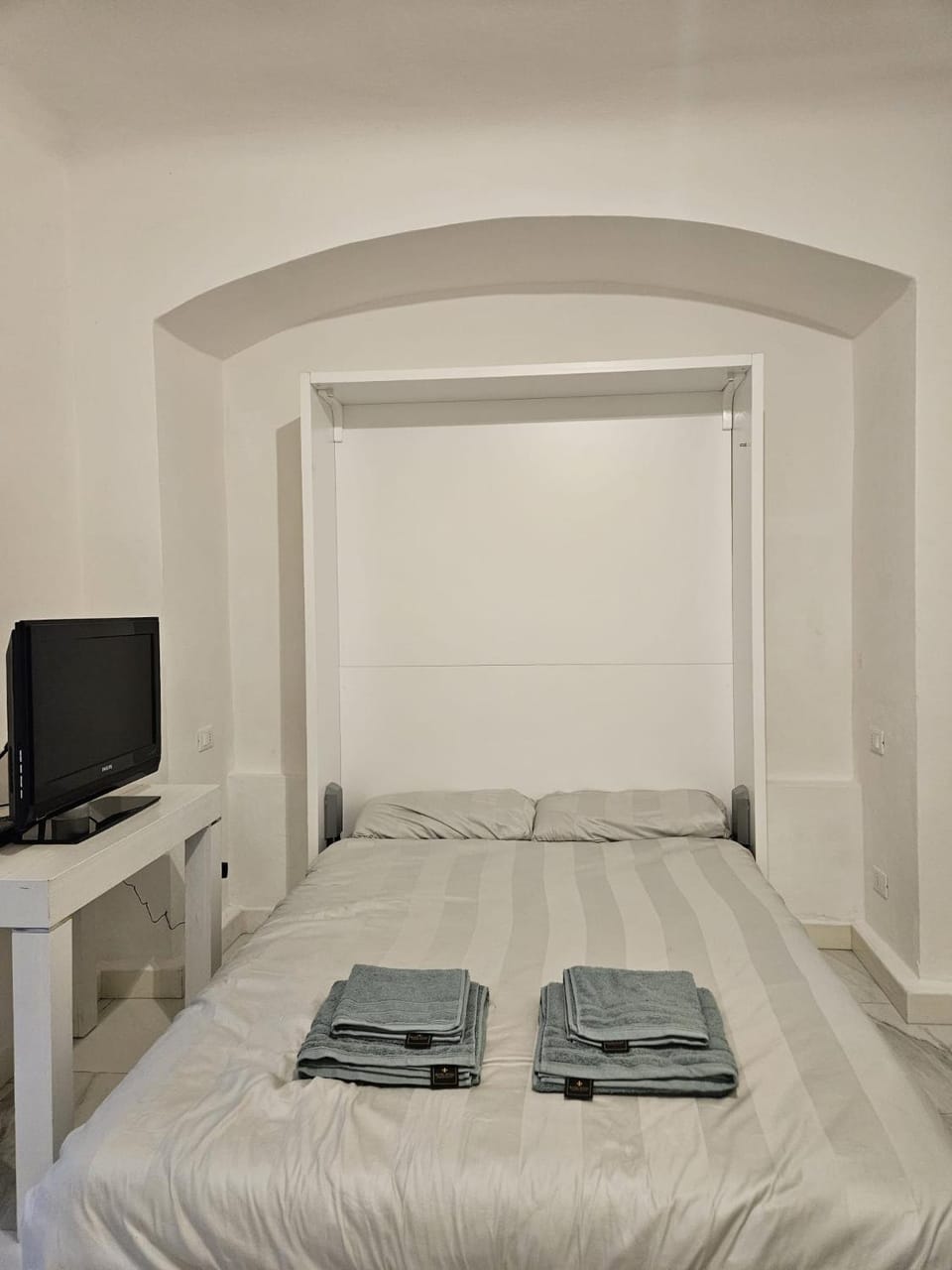 Bed, towels