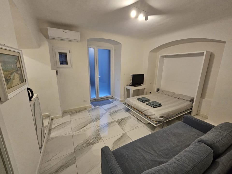 Photo of the whole room, air conditioner