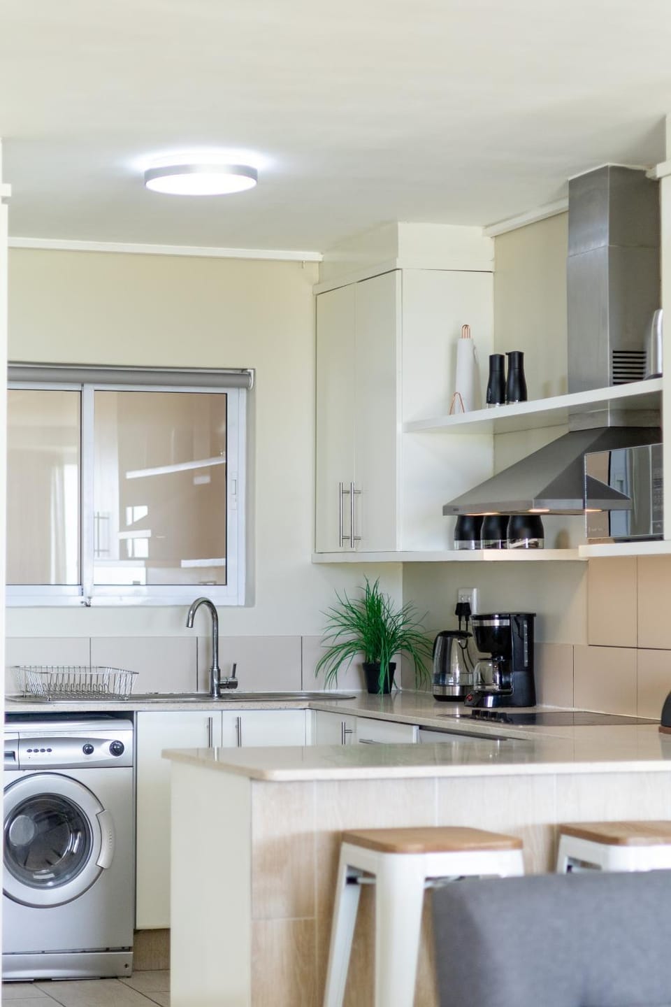 Coffee/tea facilities, Kitchen or kitchenette, Dining area, oven, stove, toaster, washing machine