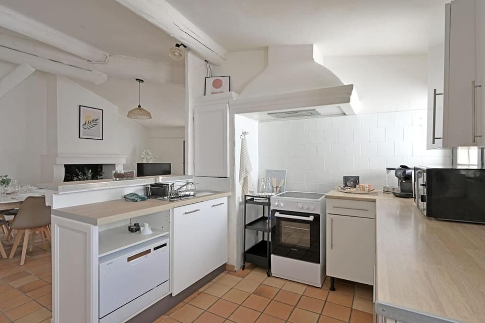 Coffee/tea facilities, Kitchen or kitchenette, dishwasher, oven, toaster