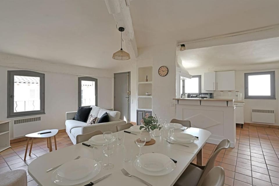 Kitchen or kitchenette, Living room, Seating area, Dining area
