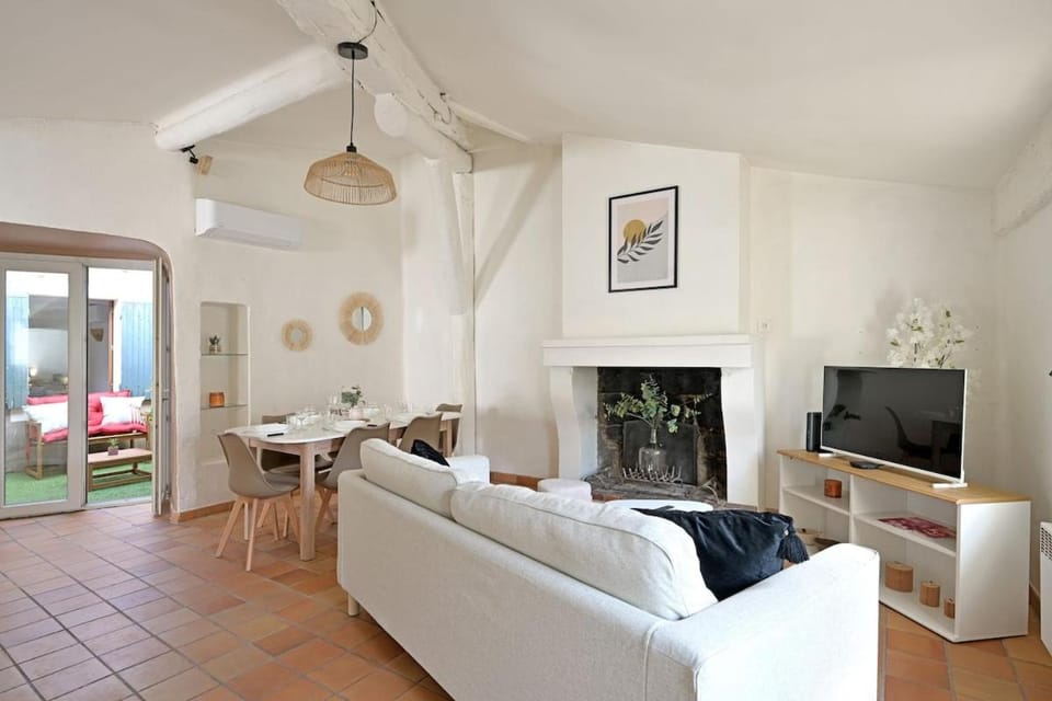 Communal lounge/ TV room, TV and multimedia, Living room, Seating area, Dining area