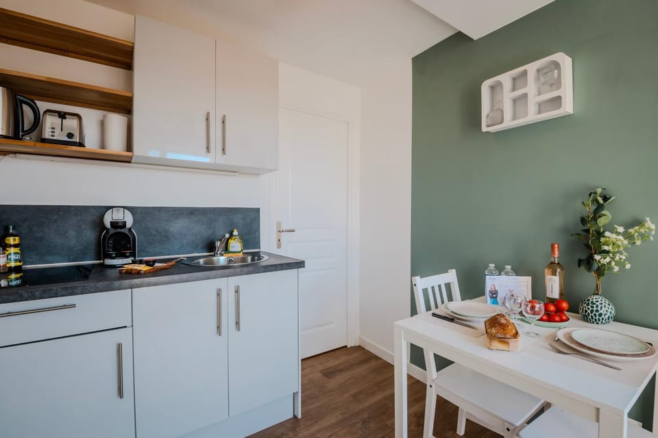 Kitchen or kitchenette, Dining area, Meals, stove