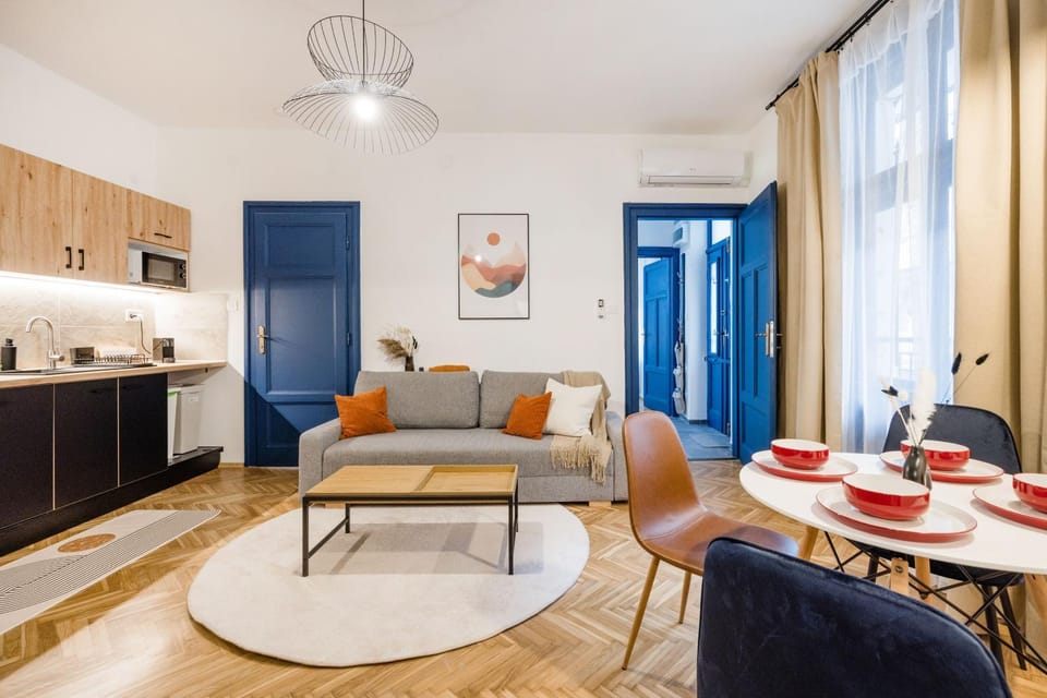 Living room, Seating area, Dining area, air conditioner
