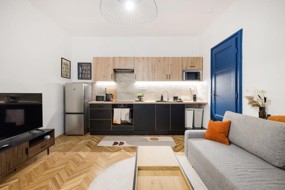TV and multimedia, Kitchen or kitchenette, Living room, Seating area