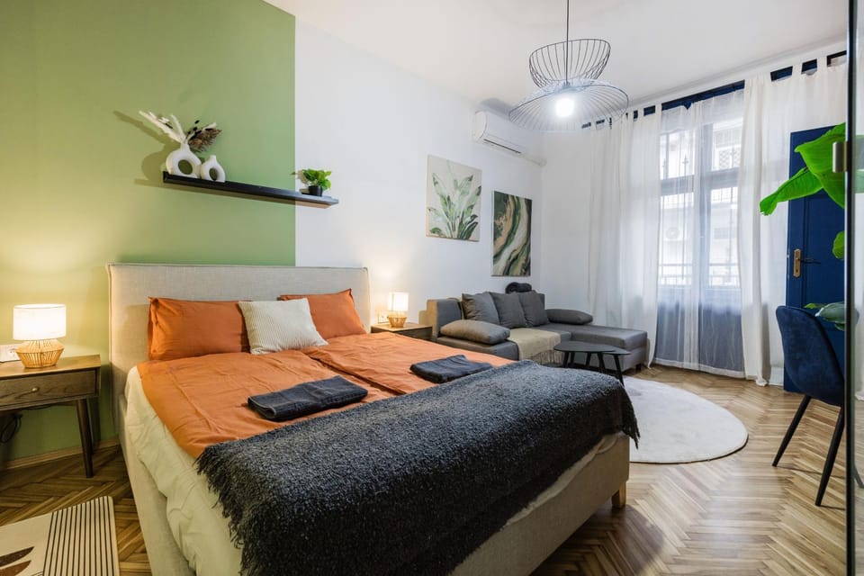Bed, Seating area, Bedroom, air conditioner
