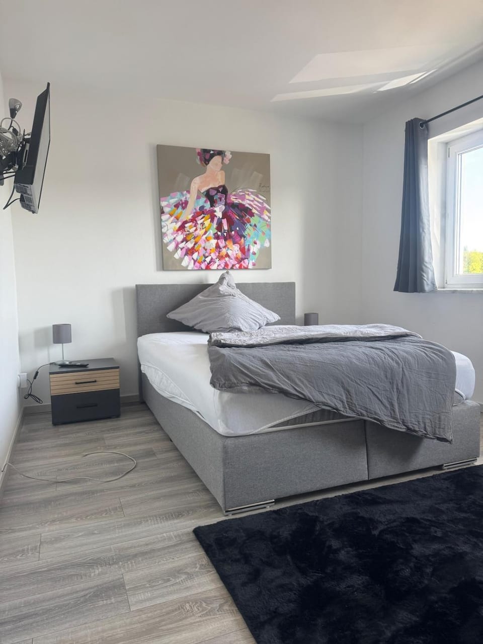 Bed, TV and multimedia, Bedroom