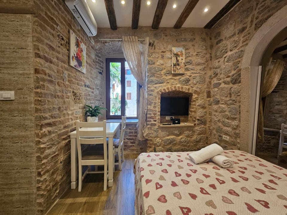 Bed, TV and multimedia, Photo of the whole room, towels