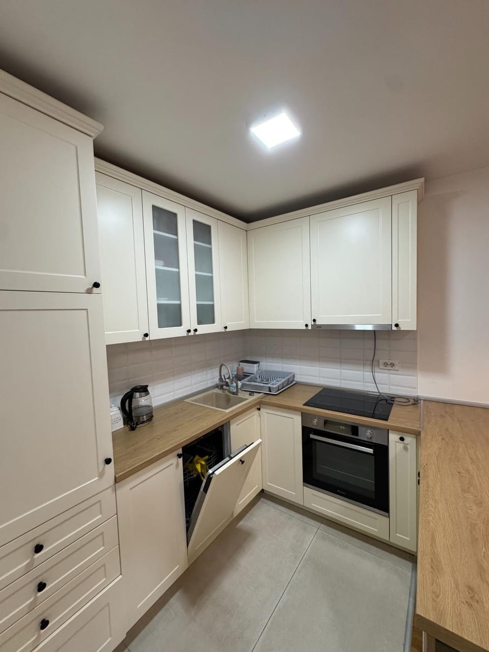 Kitchen or kitchenette, dishwasher, minibar, stove