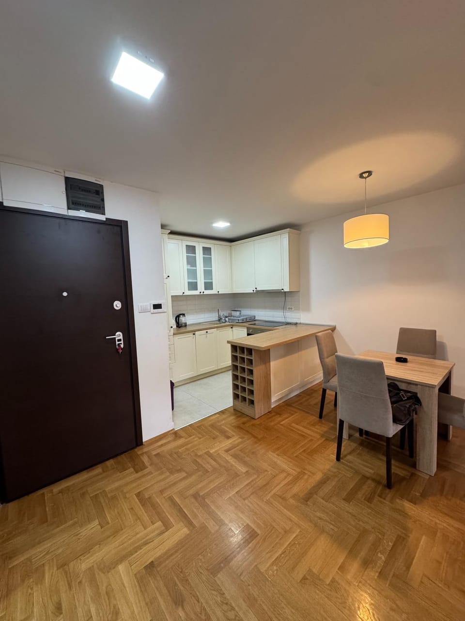 Kitchen or kitchenette, Dining area, minibar, stove