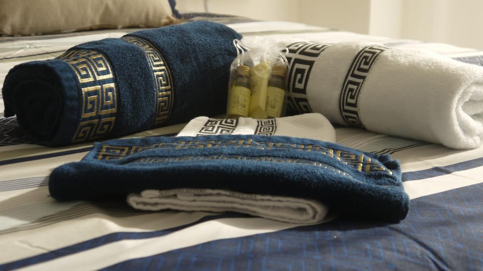 Bed, Bedroom, towels