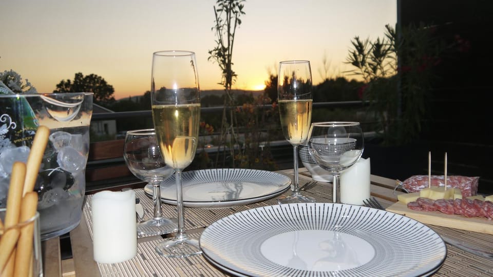 Balcony/Terrace, Food and drinks, Dining area, Alcoholic drinks