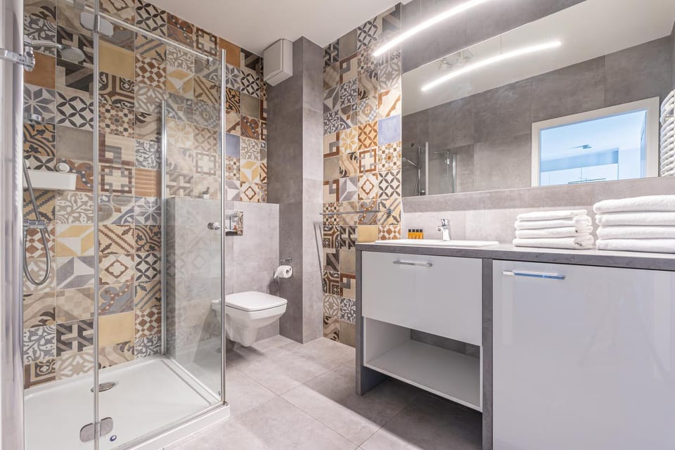 Shower, Toilet, Bathroom, towels