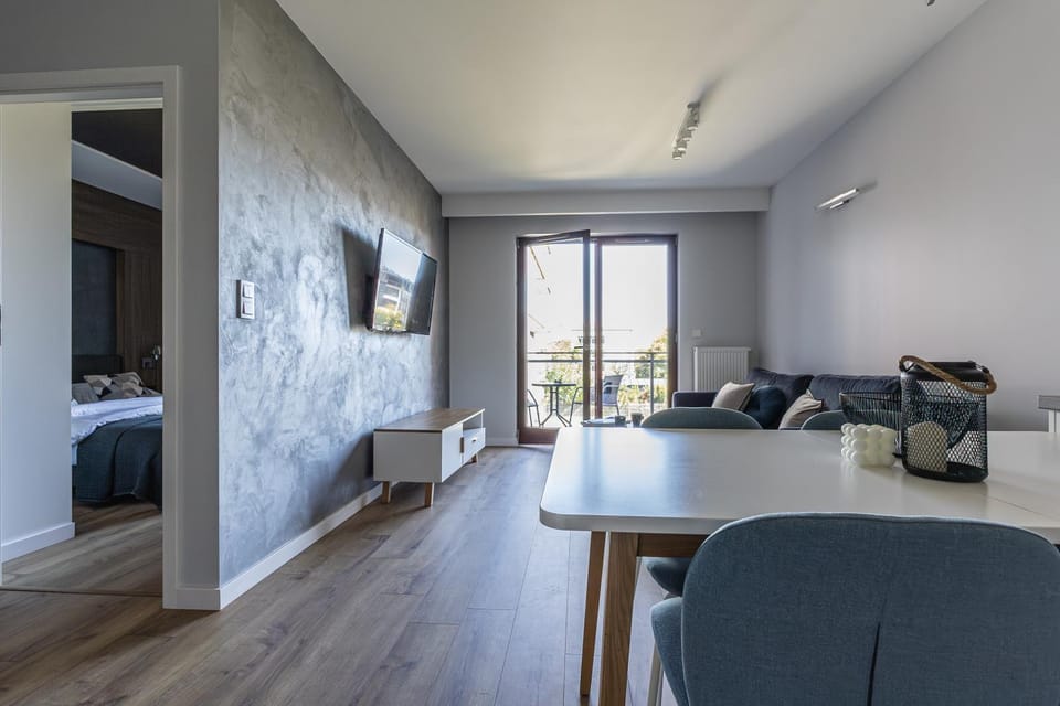 Bed, TV and multimedia, Living room, Photo of the whole room, Seating area, Dining area