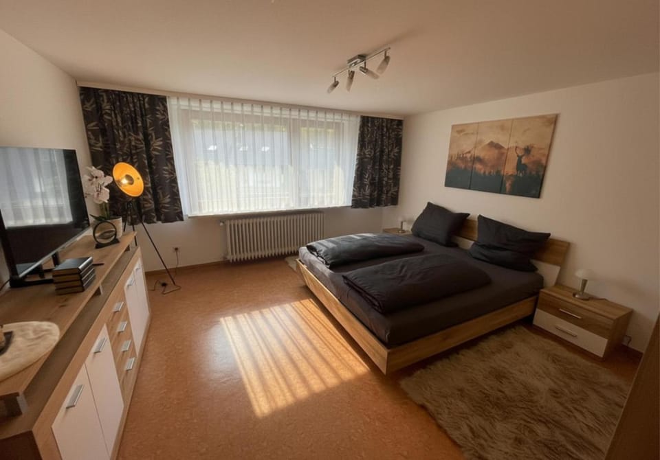 Bed, TV and multimedia, Photo of the whole room, Seating area, Evening entertainment, Bedroom