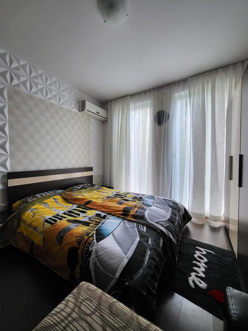 Photo of the whole room, Bedroom