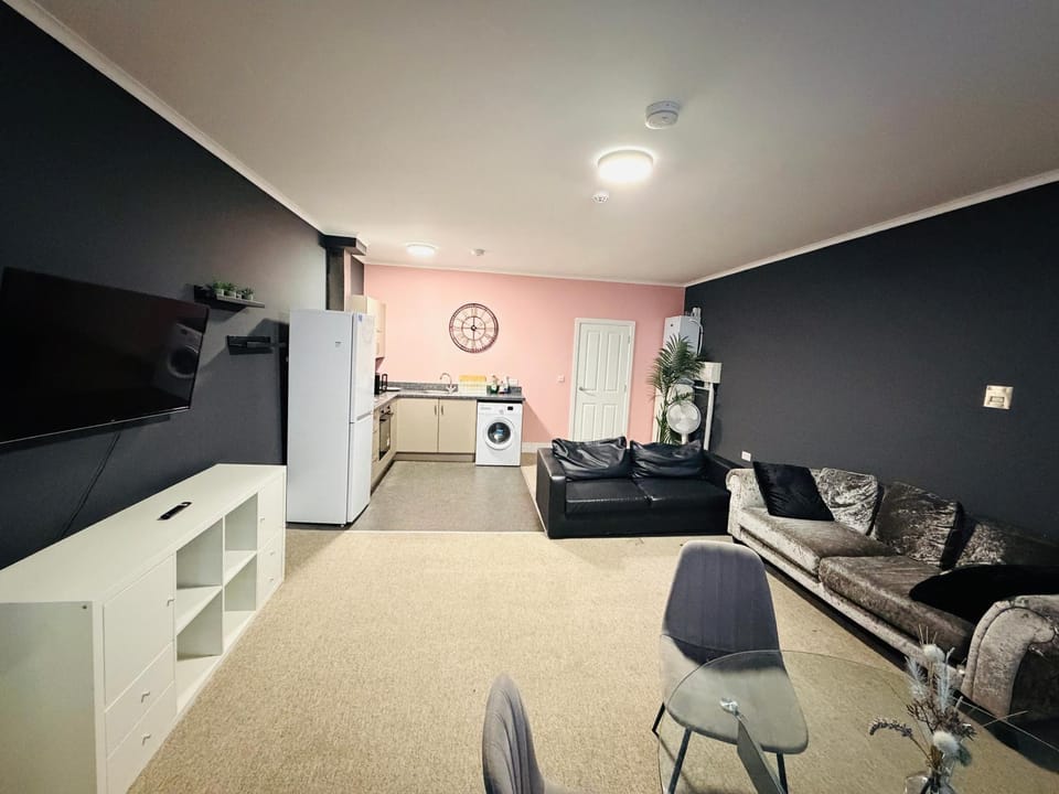 Communal lounge/ TV room, TV and multimedia, Living room, Seating area, Evening entertainment