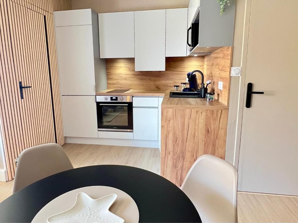 Dining area, kitchen