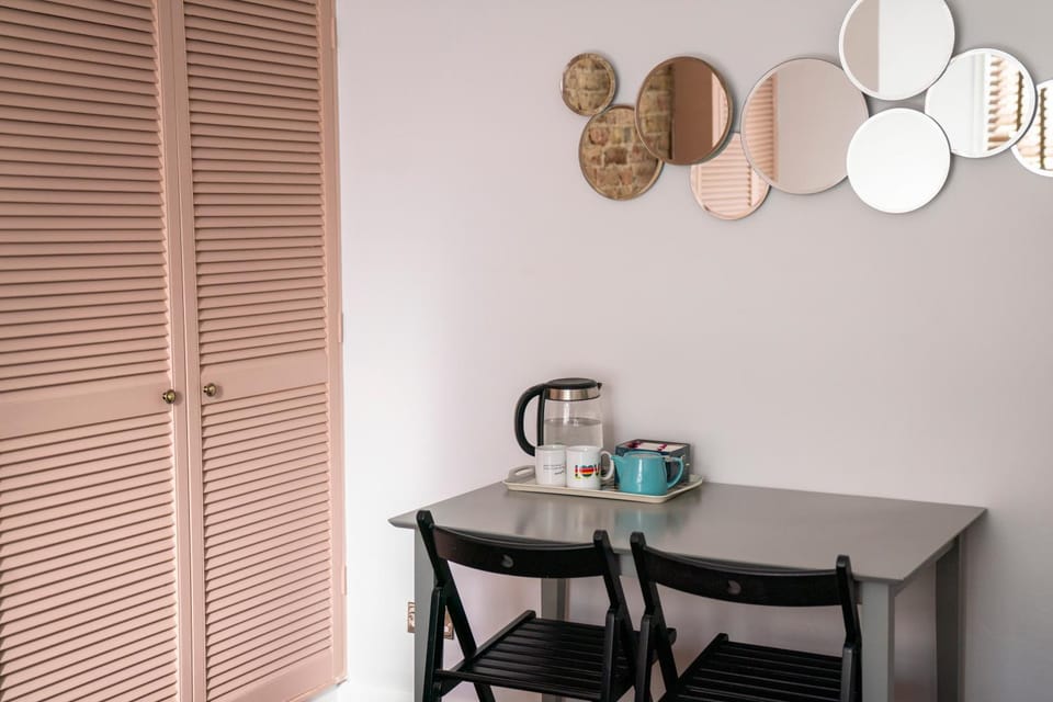 Coffee/tea facilities, Dining area, wardrobe