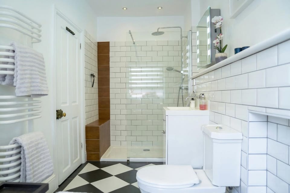 Shower, Toilet, Bathroom, towels