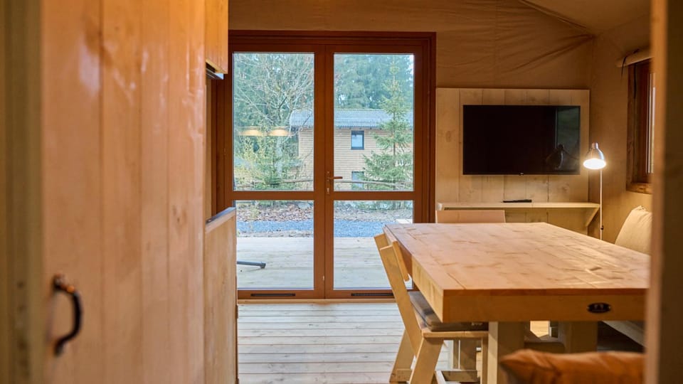 Communal lounge/ TV room, TV and multimedia, Dining area