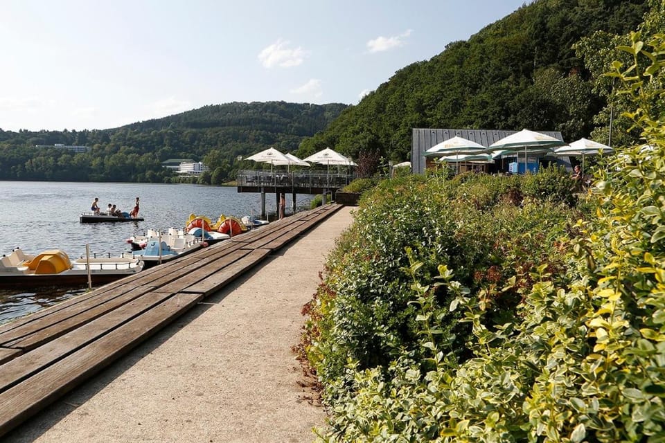 Nearby landmark, Restaurant/places to eat, Day, Natural landscape, Activities, Lake view, River view