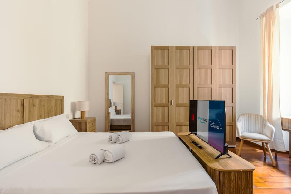 Bed, TV and multimedia, Photo of the whole room, Bedroom, towels, wardrobe