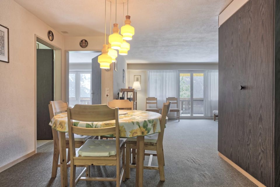 Kitchen or kitchenette, Seating area, Dining area