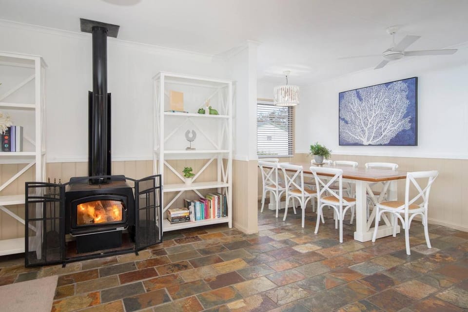 Other, Dining area, fireplace