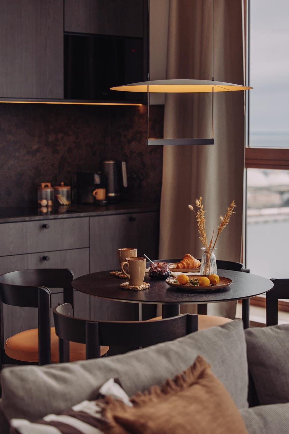 Natural landscape, Coffee/tea facilities, Kitchen or kitchenette, Living room, Food and drinks, Seating area, Dining area, Food, Drinks