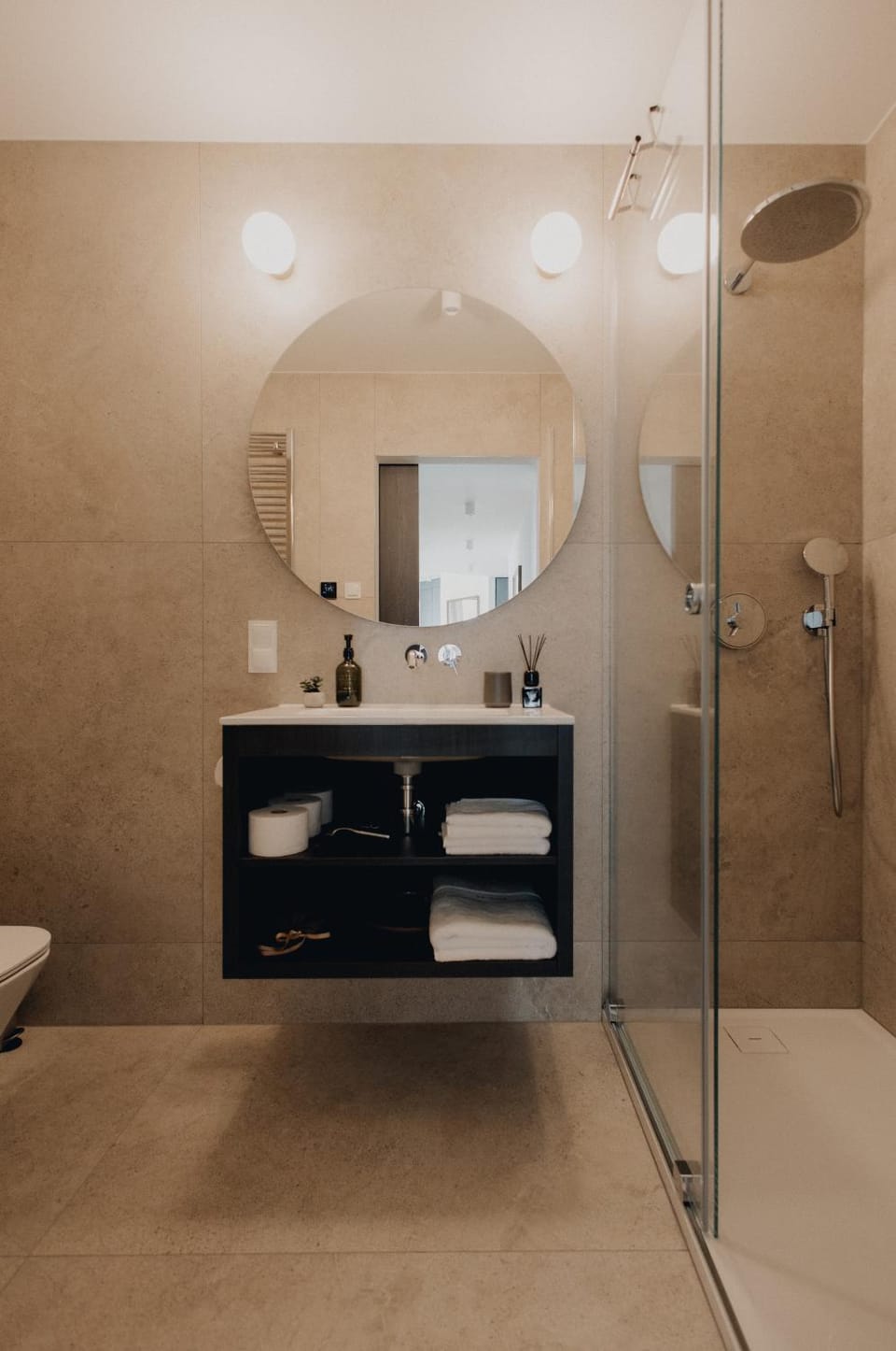 Shower, Toilet, Bathroom, towels