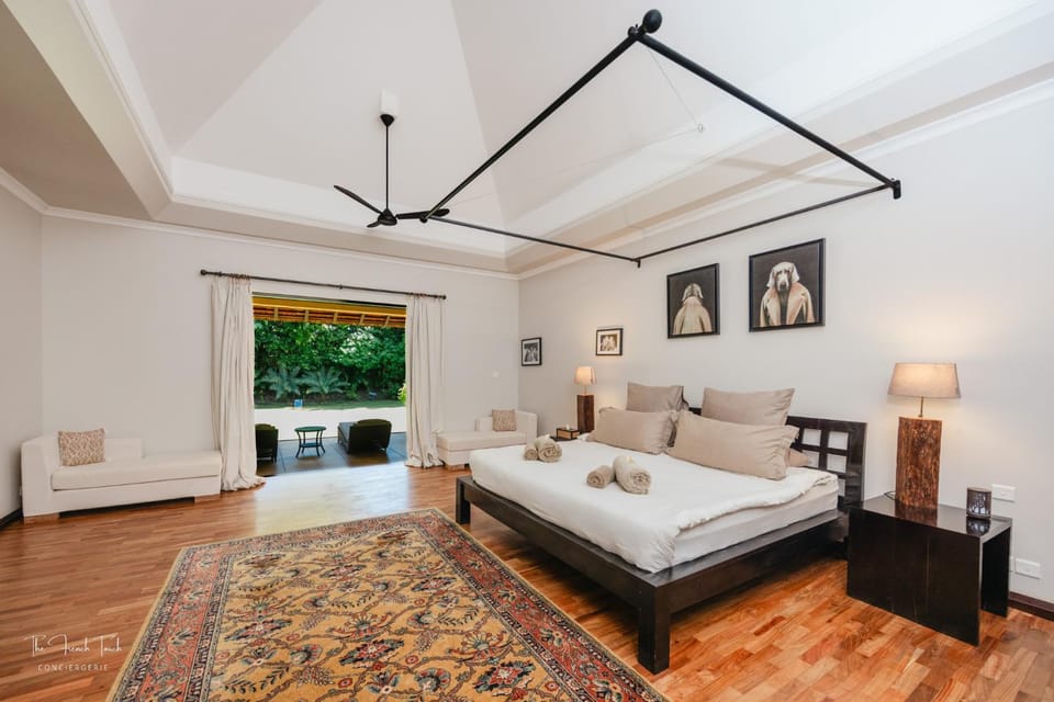 Bed, Seating area, Bedroom, air conditioner
