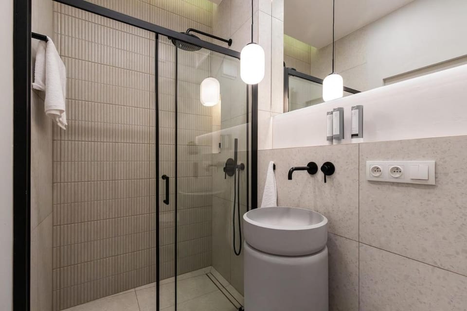 Shower, Toilet, Bathroom, towels