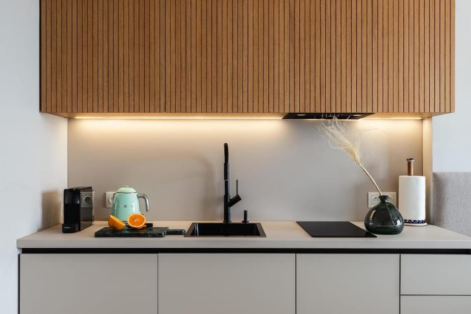 Coffee/tea facilities, Kitchen or kitchenette, stove