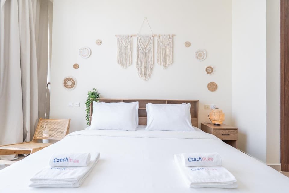 Bed, towels