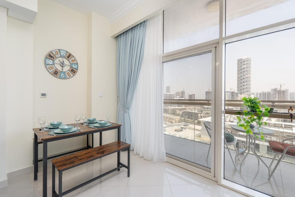 View (from property/room), Balcony/Terrace, Dining area, City view